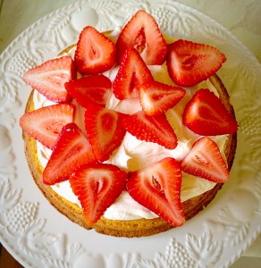 Arrange the sliced strawberries over the cream.
