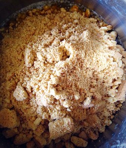 Tip the damp sand mixture into the springform pan.