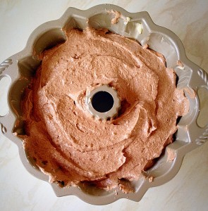 Fill the Bundt tin with the cake batter, smoothing out the surface.