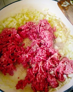 Add the minced beef to the pan.