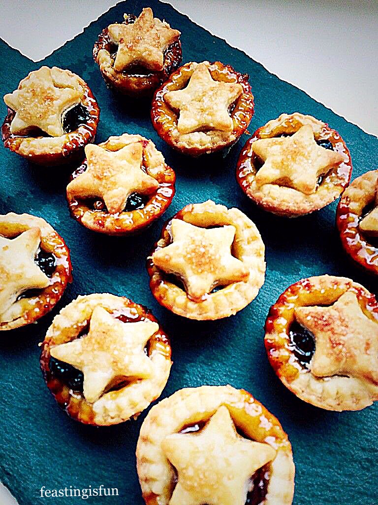 Star topped Christmas mini mincemeat bakes.