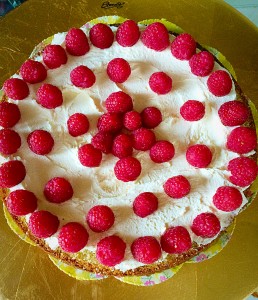 Spread half of the whipped cream on the other half of the sponge. Add half of the raspberries.