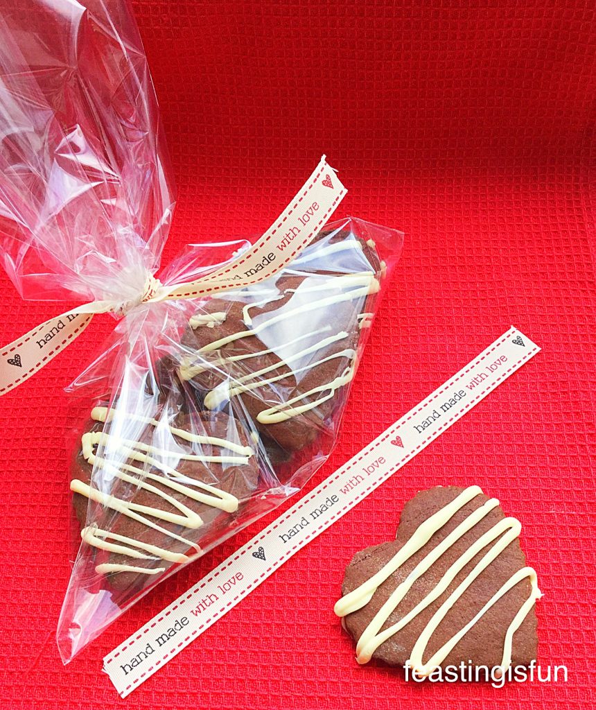 Biscuits packaged in cellophane and ribbon to give as gifts.